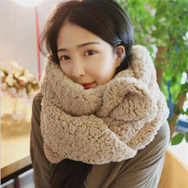 Catchiest Scarf Trends for Women in 2017